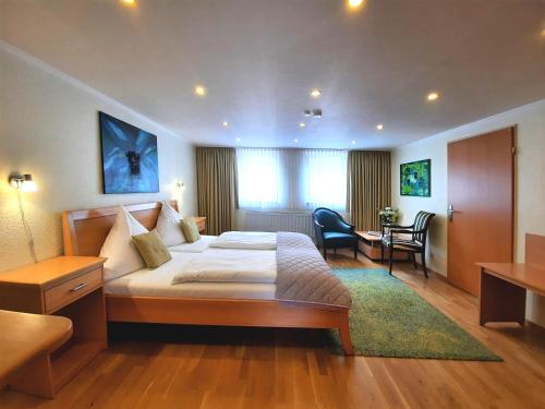 Una cama o camas en una habitación de Hotel Vier Spitzen
