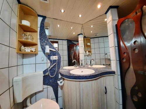 a bathroom with a sink and a toilet at Hotel Vier Spitzen in Lauenförde