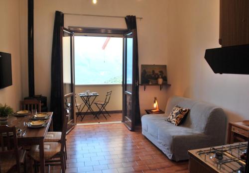 een woonkamer met een bank en een tafel bij Appartamento Nadia - Theater Home in Tignale