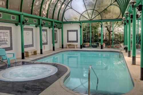 Bazén v ubytování Norfolk Royale Hotel nebo v jeho okolí