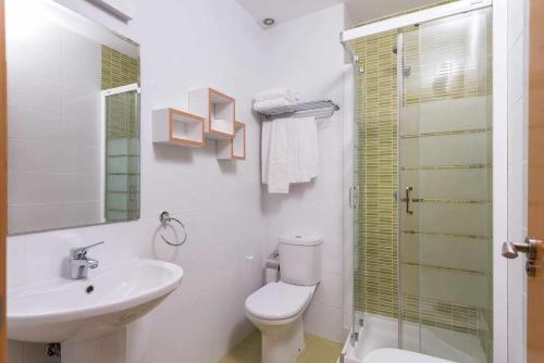 Uma casa de banho em Luxury apartment on the 41st floor with stunning sea views