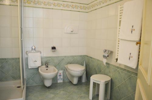 La petite salle de bains est pourvue de toilettes et d'un lavabo. dans l'établissement Hotel Ristorante La Lampara, à Gizzeria