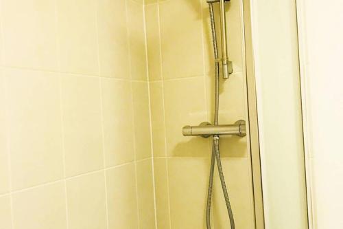 Ett badrum på Smartrips Home Coventry