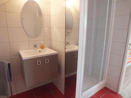 a bathroom with two sinks and a shower at Chambre d'Hôtes - La Rigaudière in Le Theil-de-Bretagne