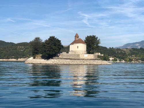 a small island in the middle of a body of water at Les Apparts de la Tourronde in Chorges