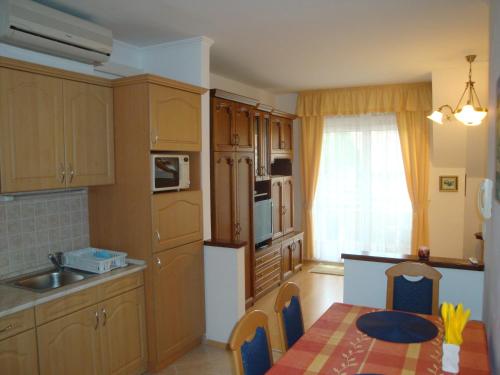 Kuchyň nebo kuchyňský kout v ubytování HOLIV Apartman
