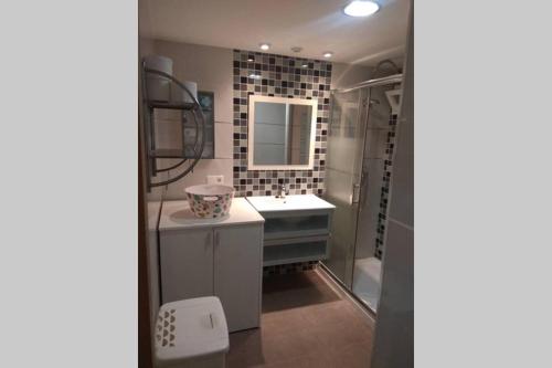 łazienka z umywalką i lustrem w obiekcie APARTAMENTO RINCÓN DE LOIX ( PLAYA DE LEVANTE) w mieście Benidorm