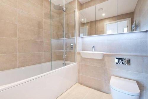 A bathroom at LUXURY SERVICED APARTMENTS*****