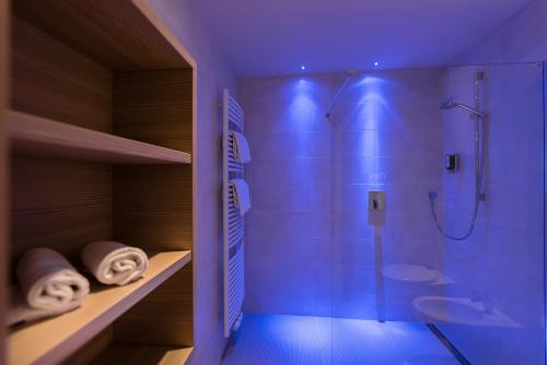 ein Bad mit einer Dusche, einem WC und Handtüchern in der Unterkunft Bed & Breakfast ABIS - Dolomites in Vals