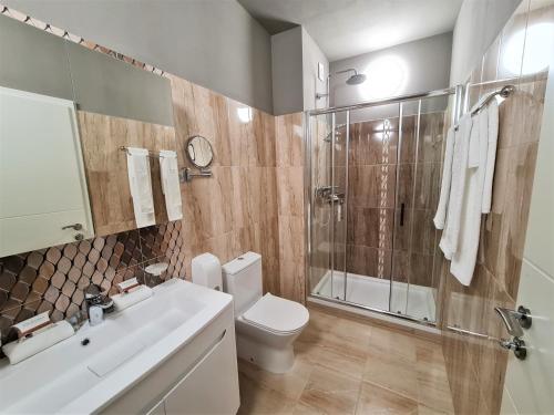 維也納的住宿－河濱度假屋，浴室配有盥洗盆、卫生间和淋浴。