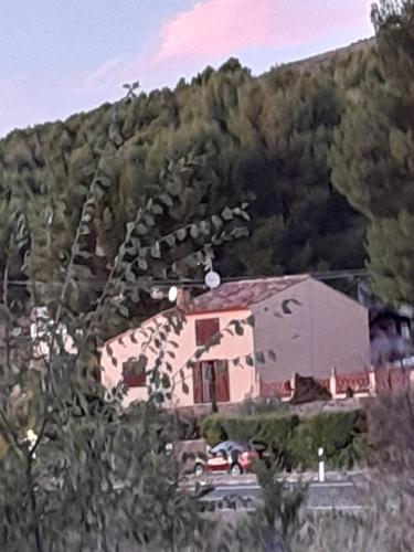 Vista generica sulle montagne o vista sulle montagne dall'interno of country house