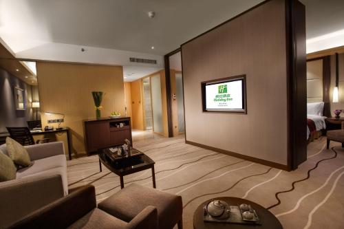 Una televisión o centro de entretenimiento en Holiday Inn Putian Xiuyu by IHG