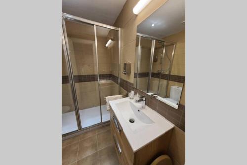 a bathroom with a sink and a shower at Dúplex a 25m del telecabina de La Massana (PAL) 644 in La Massana