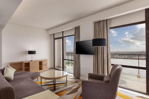 TV a/nebo společenská místnost v ubytování Holiday Inn Cairo Maadi by IHG