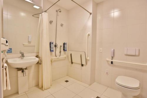 A bathroom at Summit Suítes Hotel Pindamonhangaba