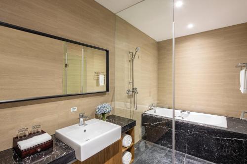 La salle de bains est pourvue d'un lavabo et d'une douche. dans l'établissement Holiday Inn Hangzhou Chaoshan, an IHG Hotel, à Hangzhou