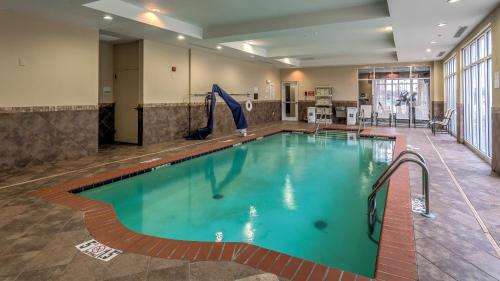 a large swimming pool in a hotel room at Holiday Inn North Quail Springs by IHG in Oklahoma City