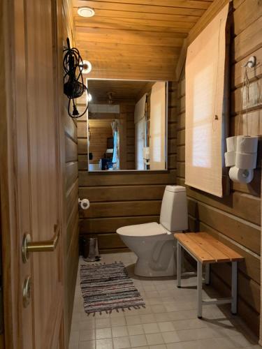 bagno con servizi igienici e parete in legno di Kangru Holiday Home a Vanamõisa