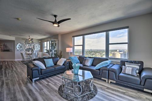 Posezení v ubytování Luxe Daytona Beach Resort Retreat with Ocean Views!