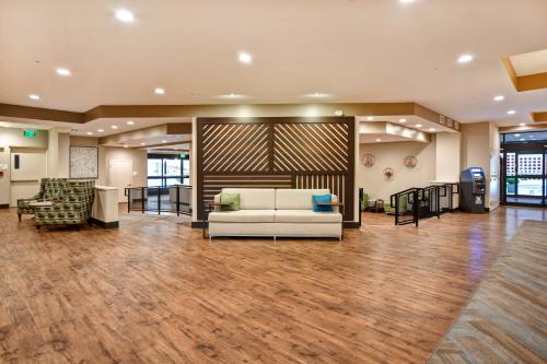 a living room with a white couch in a lobby at Holiday Inn Lancaster by IHG in Lancaster
