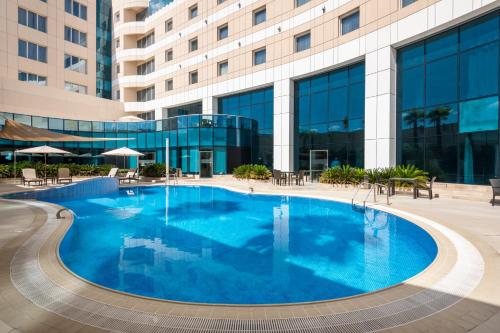 Piscina de la sau aproape de Holiday Inn AlSeeb Muscat, an IHG Hotel