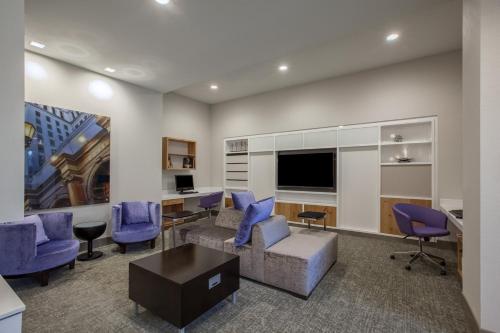 un soggiorno con divano e sedie blu di Holiday Inn Cleveland Clinic by IHG a Cleveland