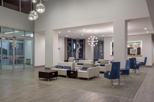 un ufficio con sedie, divani e tavolo di Holiday Inn Cleveland Clinic by IHG a Cleveland
