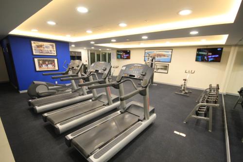 Фитнес-центр и/или тренажеры в Holiday Inn & Suites Plaza Mayor by IHG