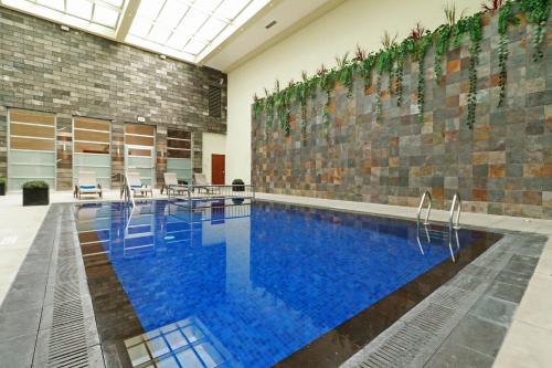 Бассейн в Holiday Inn & Suites Plaza Mayor by IHG или поблизости