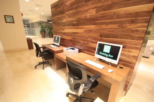 Телевизор и/или развлекательный центр в Holiday Inn & Suites Plaza Mayor by IHG