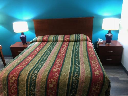 1 dormitorio con 1 cama grande y 2 lámparas en las mesas en Econo Lodge, en Georgetown
