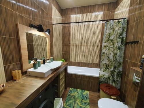 La salle de bains est pourvue d'un lavabo et d'une baignoire. dans l'établissement Две квартиры "Наутилус" на Крымской, à Gelendzhik