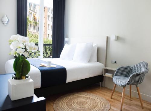 パリにあるスイート ＆ オテル エルゼー エトワールのベッドルーム1室(ベッド1台、椅子、窓付)