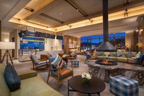a large living room with a fireplace and furniture at Holiday Inn Jilin Beidahu by IHG in Jilin