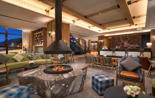a living room with a fireplace in the middle at Holiday Inn Jilin Beidahu by IHG in Jilin