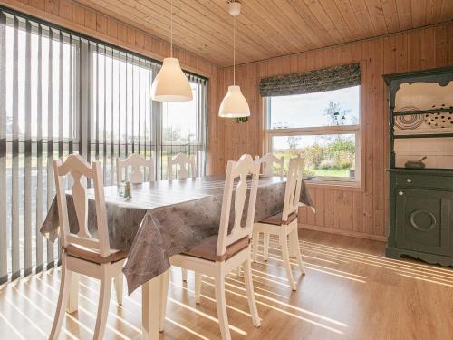 uma sala de jantar com mesa e cadeiras em 6 person holiday home in Fjerritslev em Fjerritslev