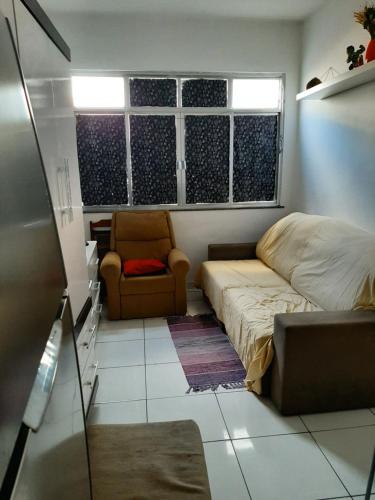 um quarto com uma cama, um sofá e uma cadeira em Aconchego da Lapa no Rio de Janeiro