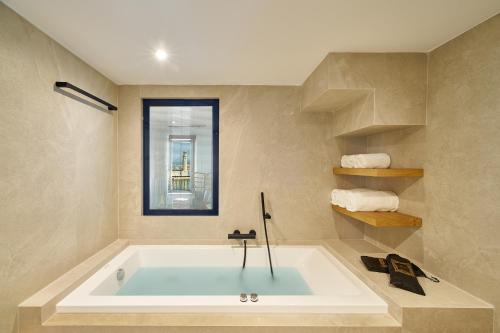 Et badeværelse på Vista Del Porto Luxury Suites