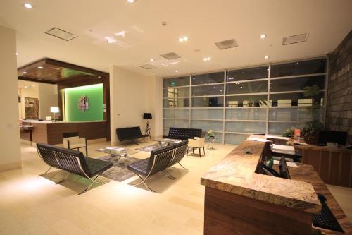 Гостиная зона в Holiday Inn & Suites Plaza Mayor by IHG