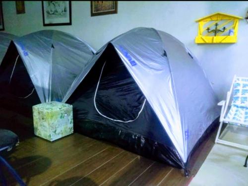 เตียงในห้องที่ Camping Conforto Ypê Branco