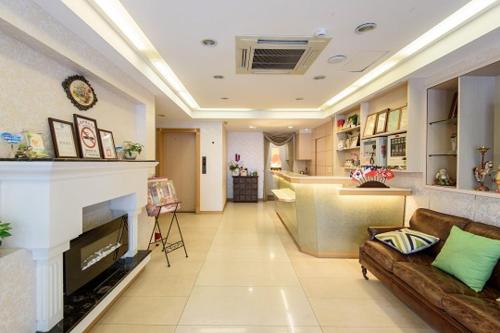 台北的住宿－富康精彩旅店，带沙发和壁炉的客厅