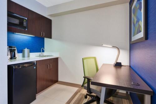 Кухня или мини-кухня в Holiday Inn Express Blacksburg by IHG
