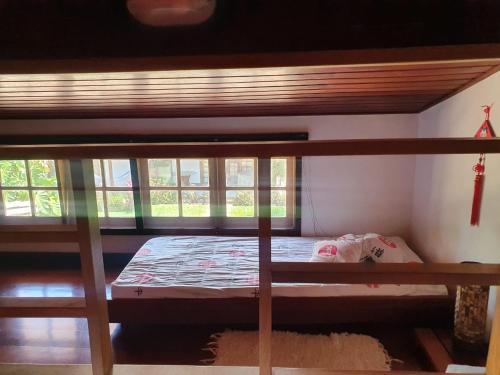 a bedroom with a bunk bed and a window at CASA EM ÓTIMO CONDOMINIO DE BUZIOS in Búzios