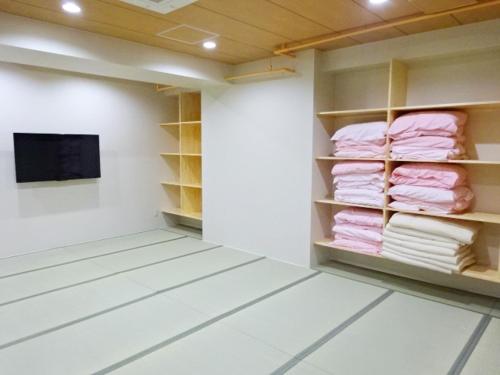 TV a/nebo společenská místnost v ubytování Kawaramachi Gion Onsen Golden Time Takamatsu (Male Only)
