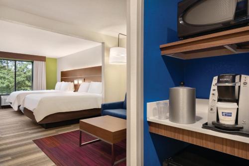 a hotel room with a bed and a tv at Holiday Inn Express Hotel & Suites Lavonia by IHG in Lavonia