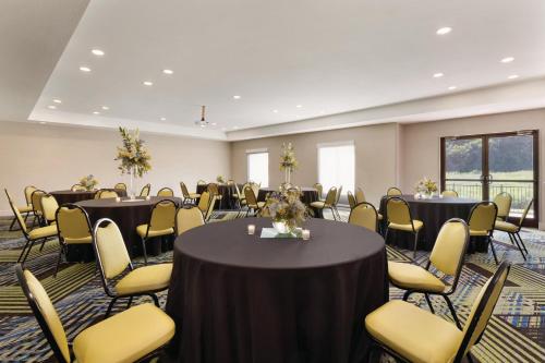 a room with tables and chairs in a room at Holiday Inn Express Hotel & Suites Lavonia by IHG in Lavonia