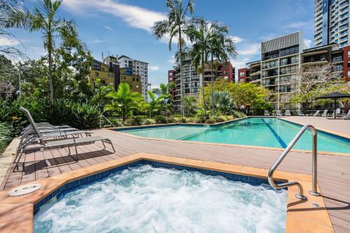 布里斯本的住宿－古德溫碼頭公寓式酒店，一座大楼内带热水浴池的游泳池