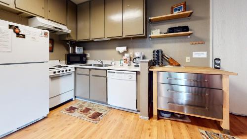 uma cozinha com electrodomésticos brancos e piso em madeira em Mammoth Reservations em Mammoth Lakes
