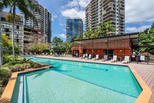 una piscina en el centro de una ciudad con edificios altos en The Docks On Goodwin en Brisbane