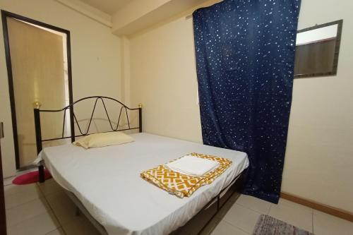 Un pat sau paturi într-o cameră la SPOT ON 90119 Bed's Guesthouse